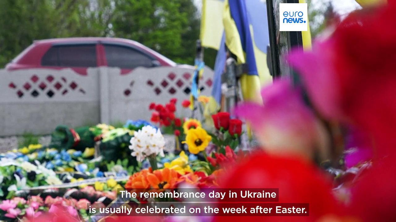 Ukrainians visit graves on first Sunday after Orthodox Easter