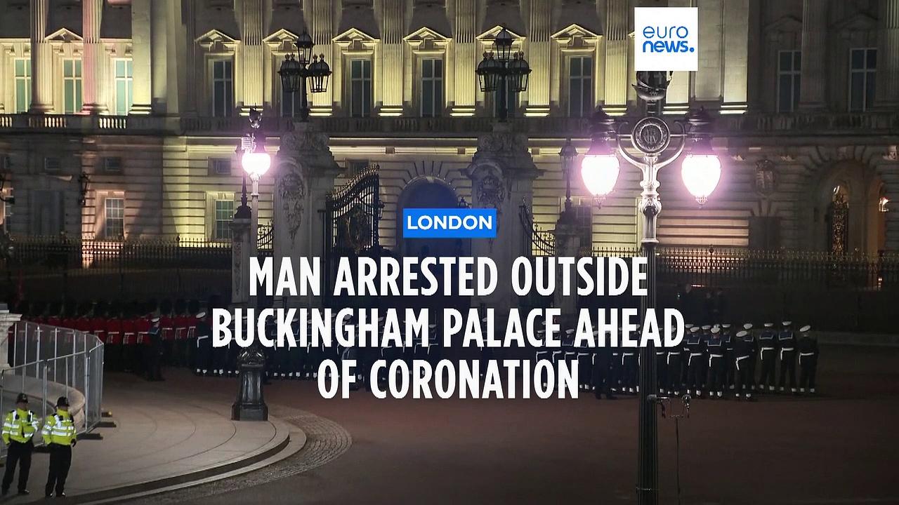 Man arrested outside Buckingham Palace on offensive weapon charges