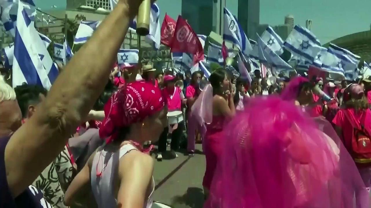 WATCH: Israelis block roads in protest against Netanyahu legal plan