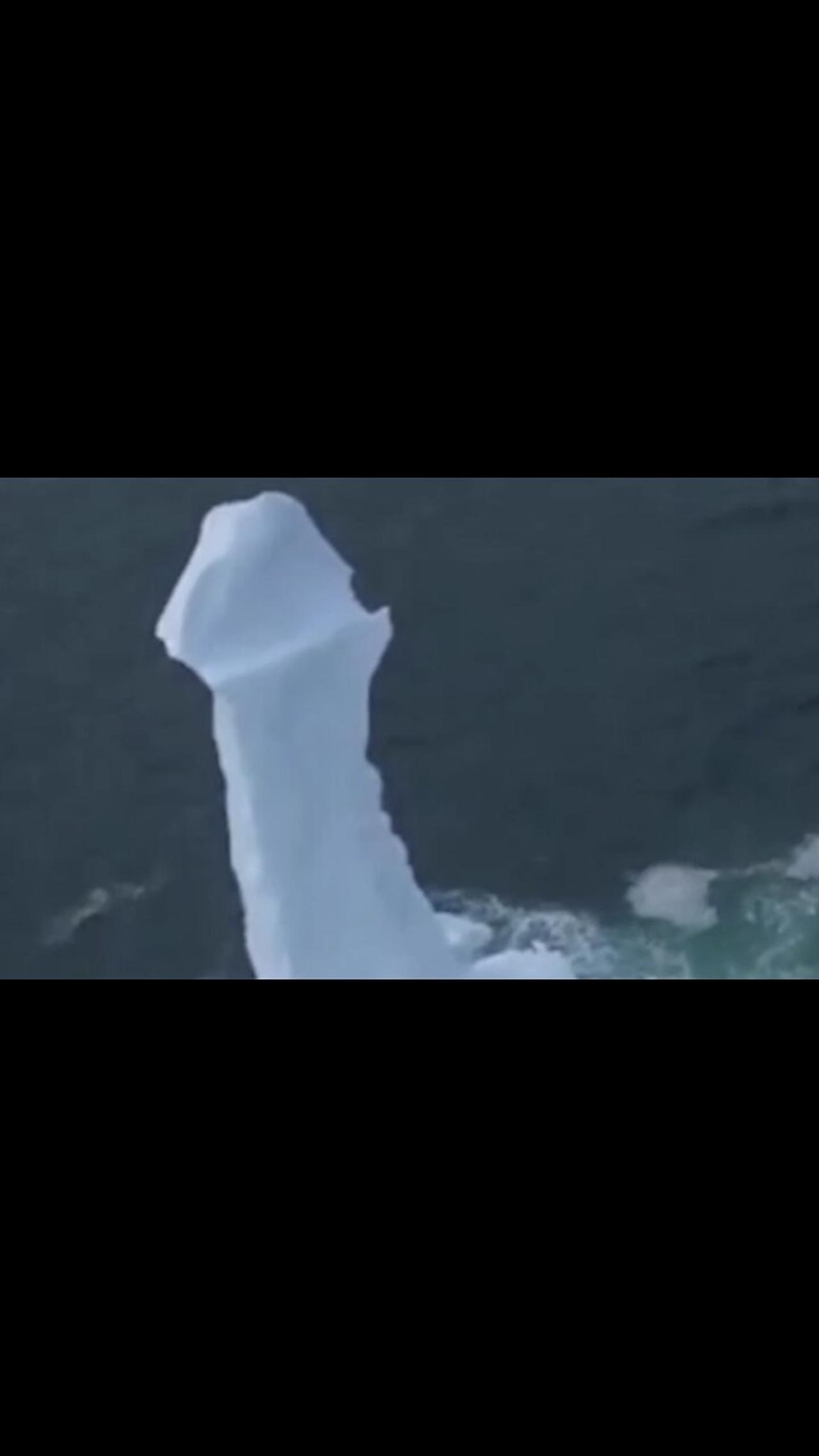 Man Photographs Huge Ice Pen15 in Canada!
