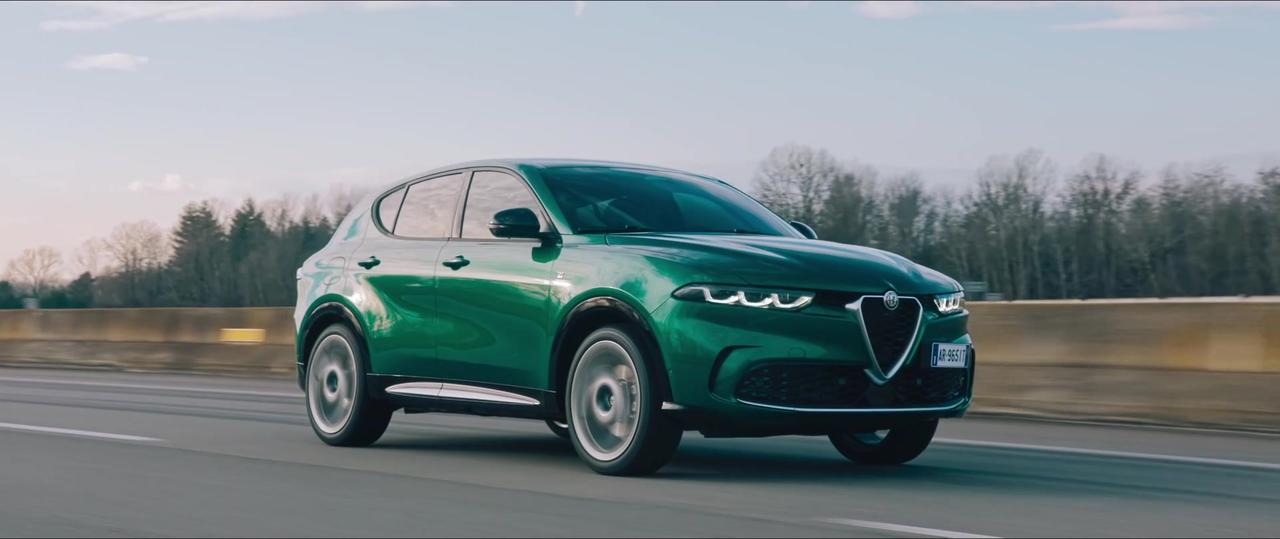 2024 Alfa Romeo Tonale in Green Driving Video