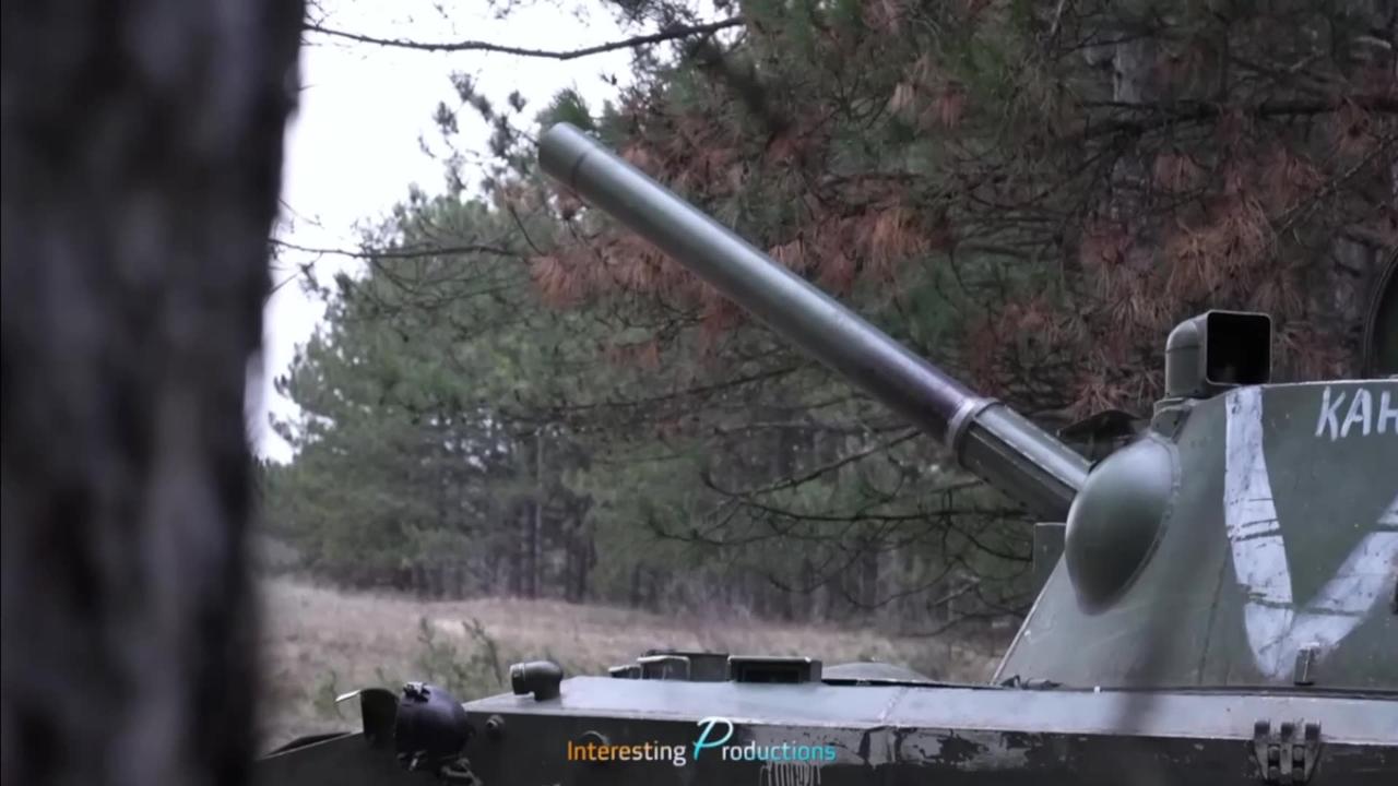 "Msta-S" howitzers and Russian guns hit Ukrainian troops entrenched in the forest