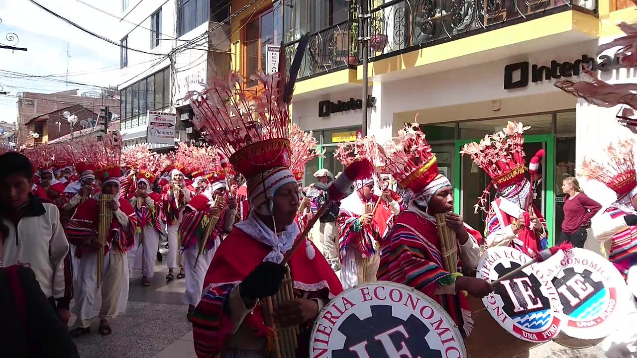 peruvians dancing, fiesta espectaculàr! happy people! PERU 4