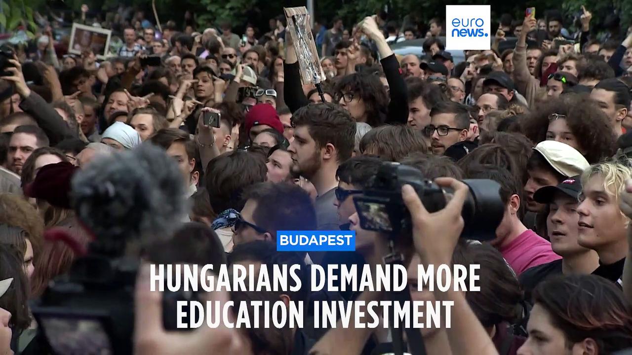 Hungarian students push for higher teacher wages in protest march