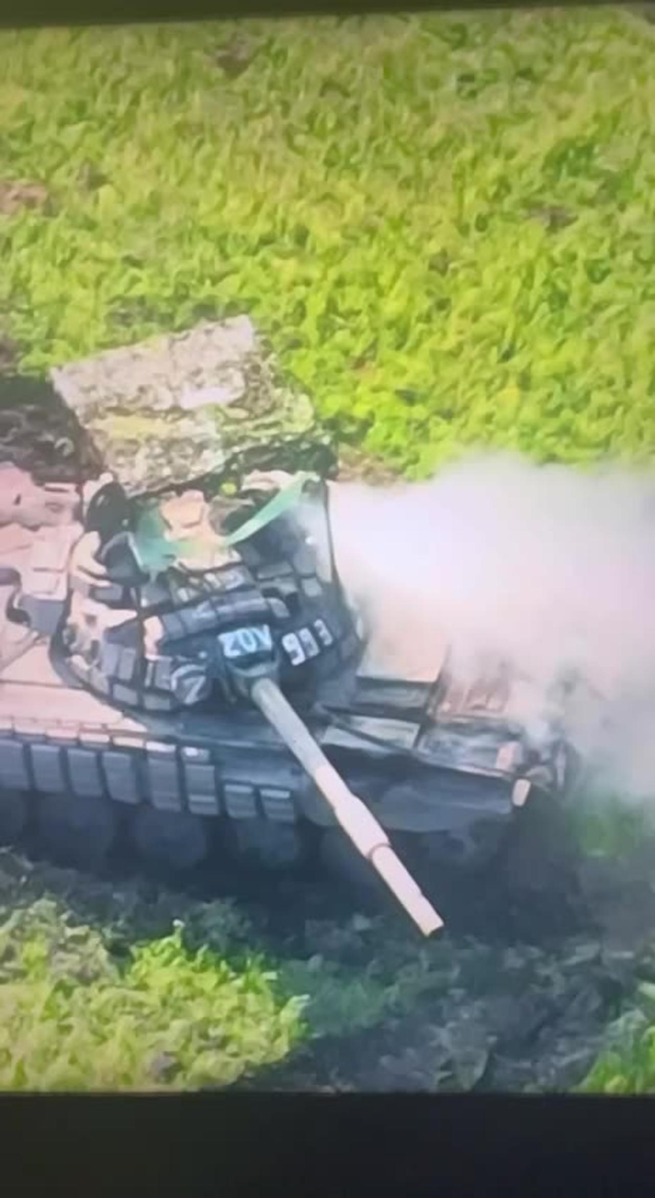 Kamikaze Drone Smashes Into Russian Tank - One News Page VIDEO