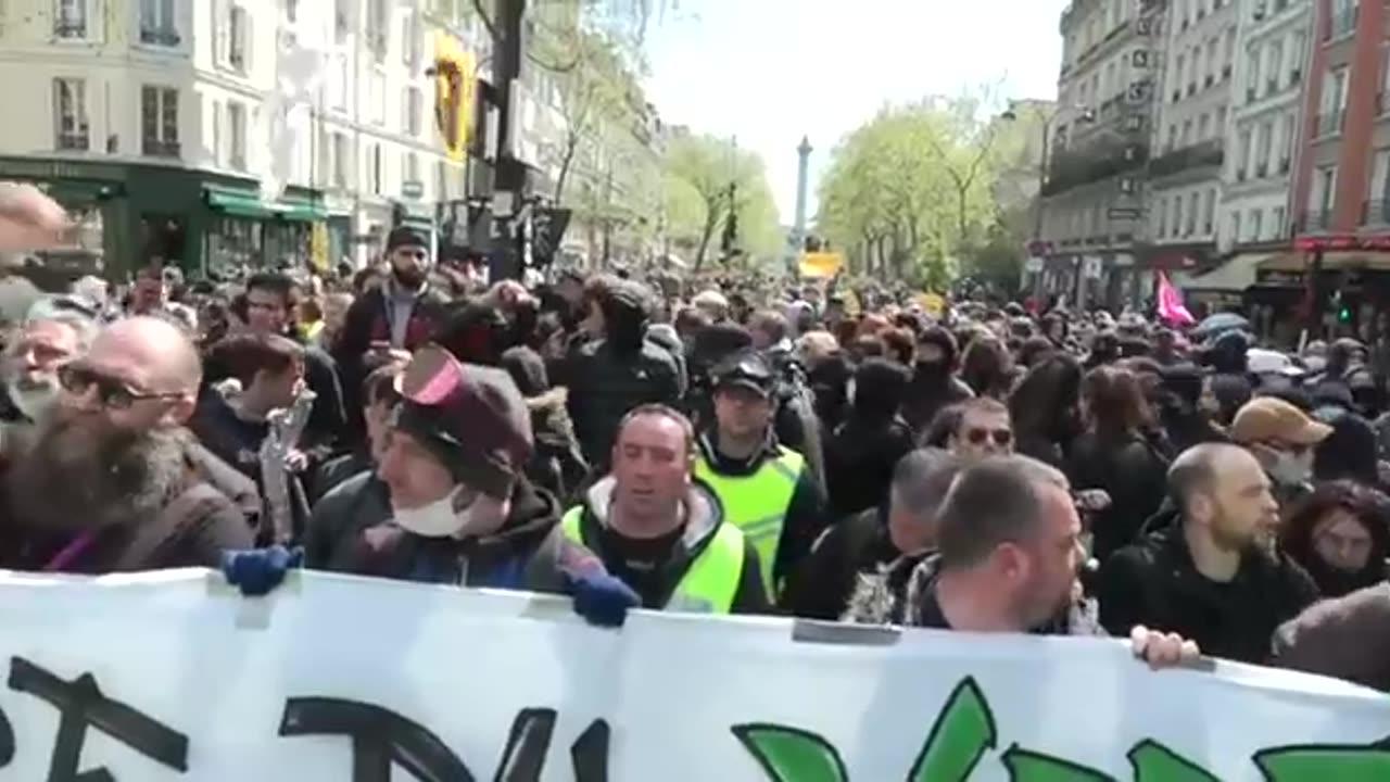 Chants of "get out Macron" as the yellow vests hit the streets