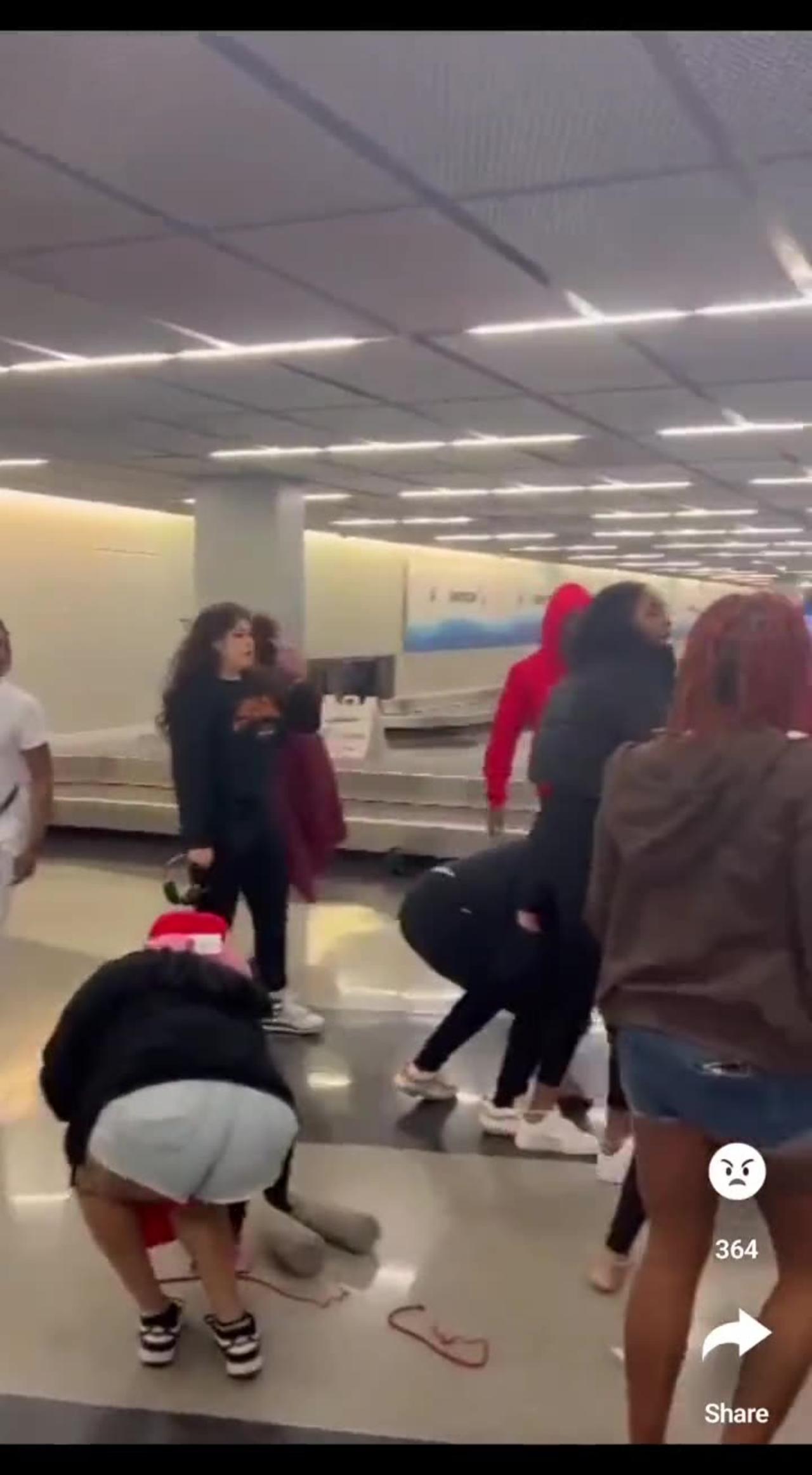 Airport fight at Chicago O'Hare International Airport🍿🍿🍿