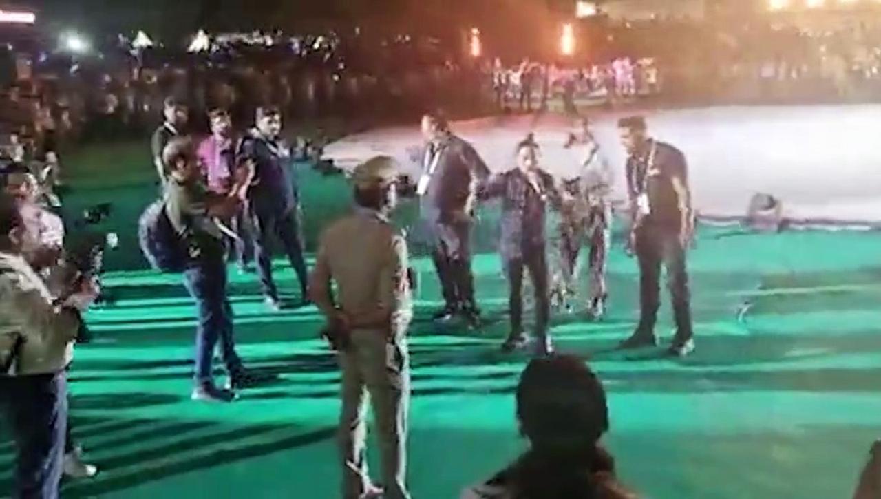 kailash kher gets angry during performance at khelo india university games