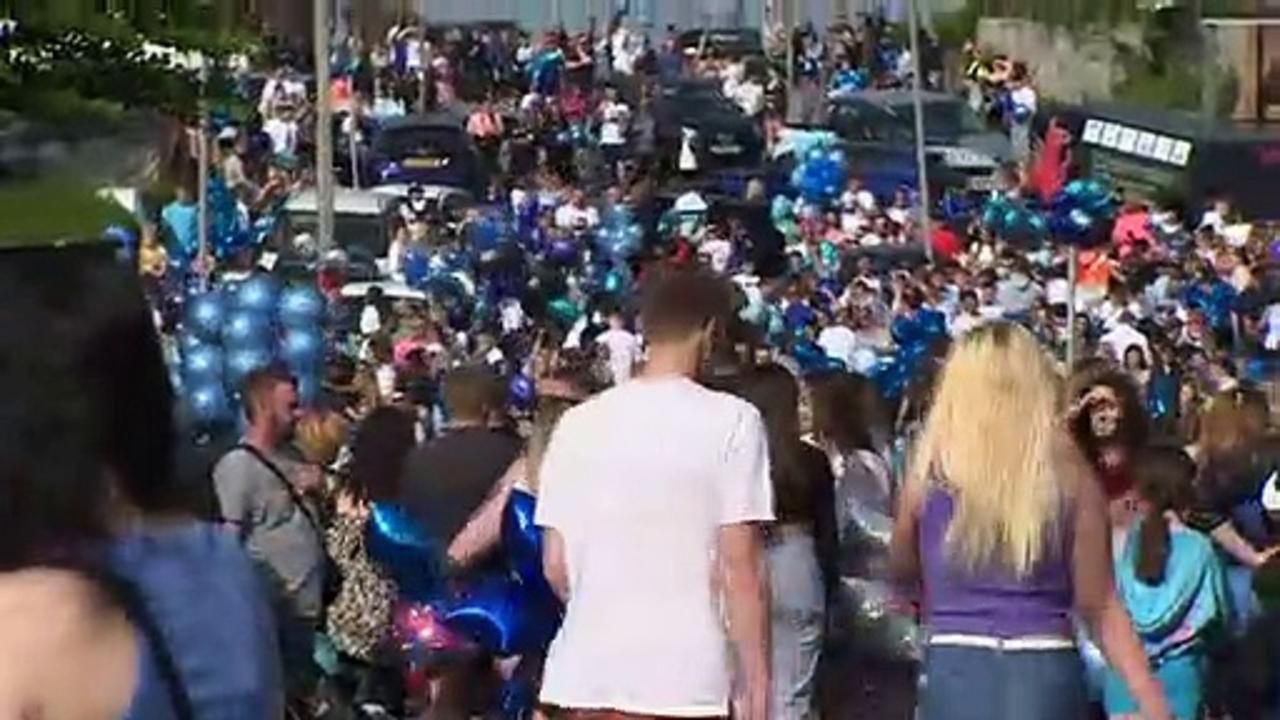 Blue balloons released for teenage crash victims