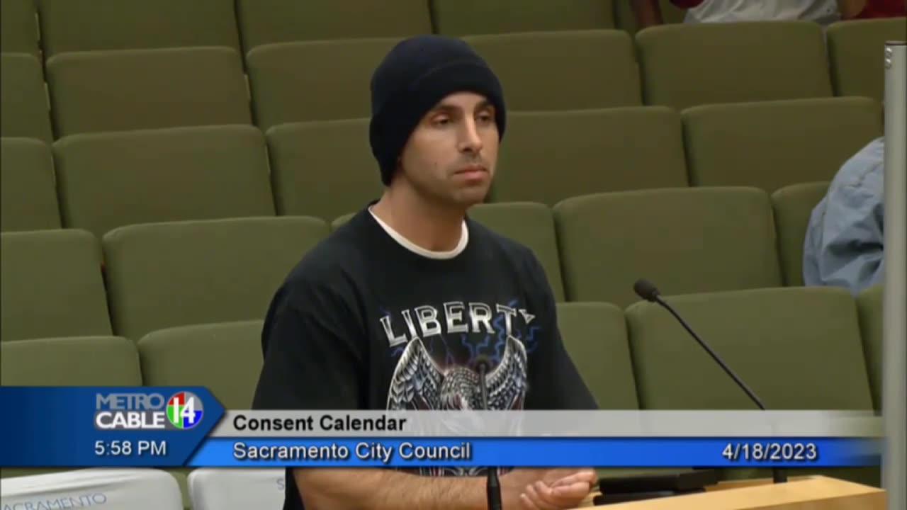 Ryan Messano calls out Sacramento mayor Darrell Steinberg during a city council meeting