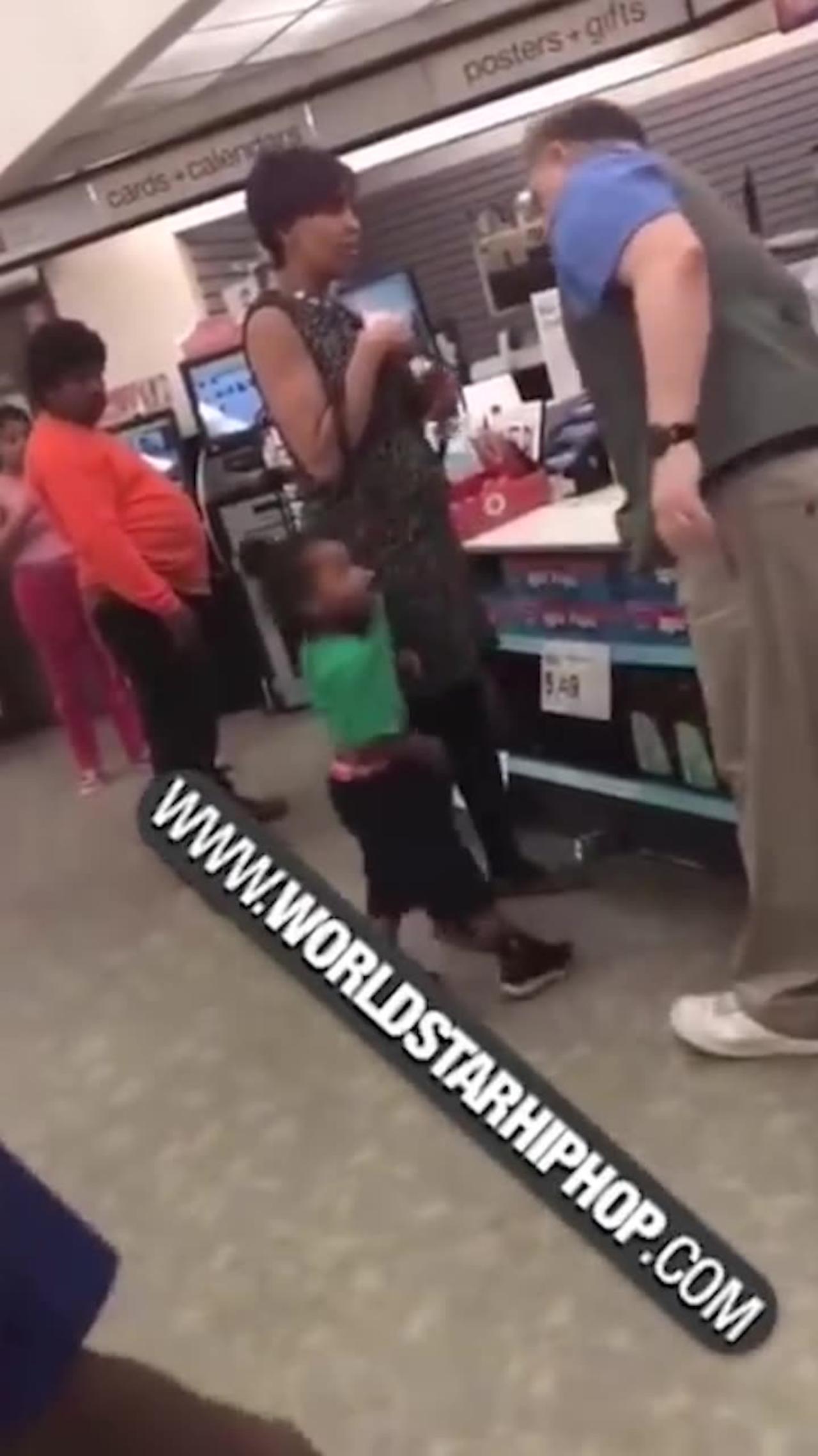 mother-kicked-out-store-for-bad-child-one-news-page-video