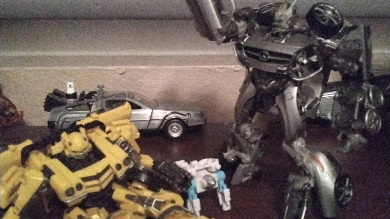 Bumblebee and Noah versus terracons and sound wave