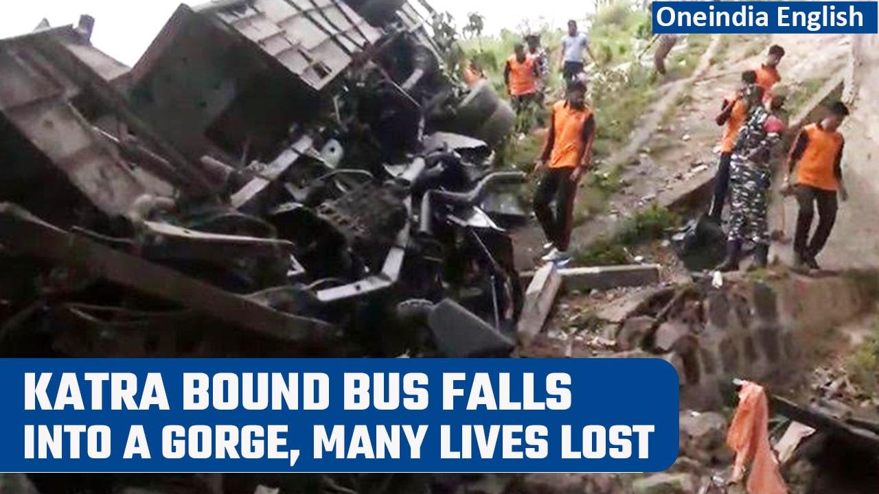 Jammu: Katra bound bus falls into gorge, 10 people lose their lives | Oneindia News