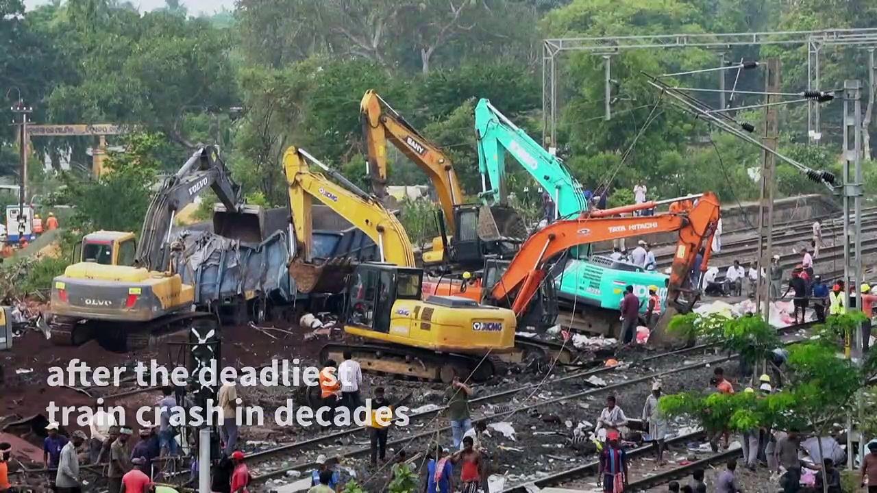 Workers clear wreckage from site of India train crash