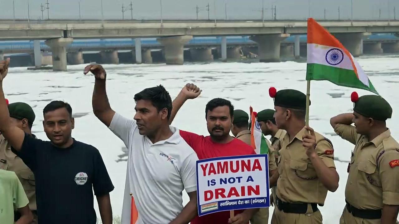 India: Human chain to raise awareness on polluted river