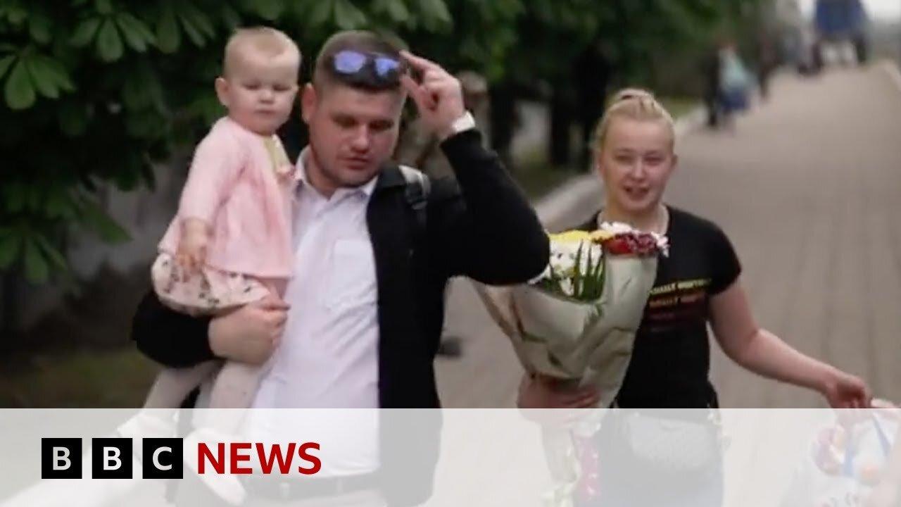 The Ukrainian refugees risking their lives by returning home - BBC News