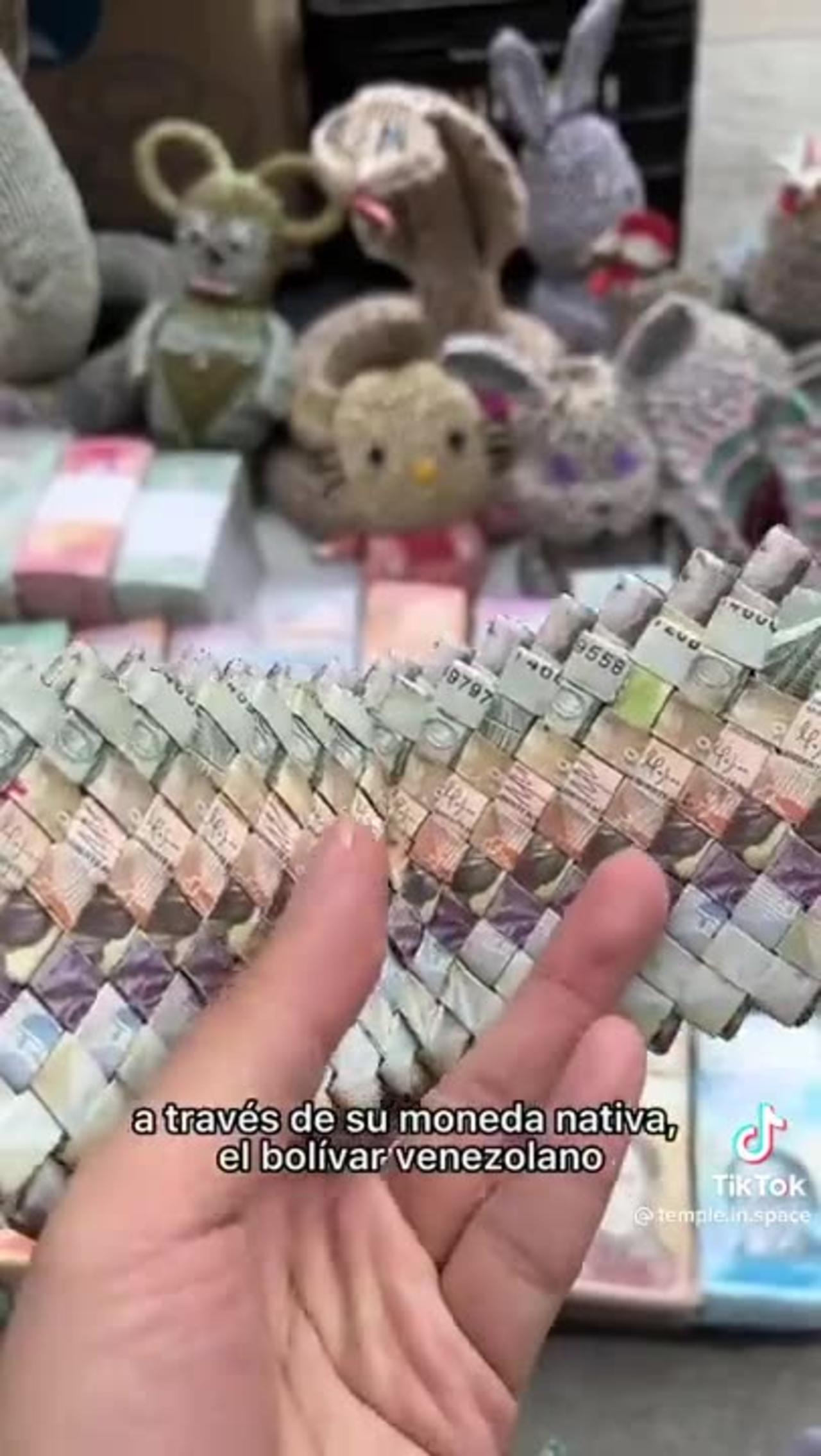ZOBACZ: Wenezuelskie banknoty są sprzedawane na ulicach jako pamiątki.