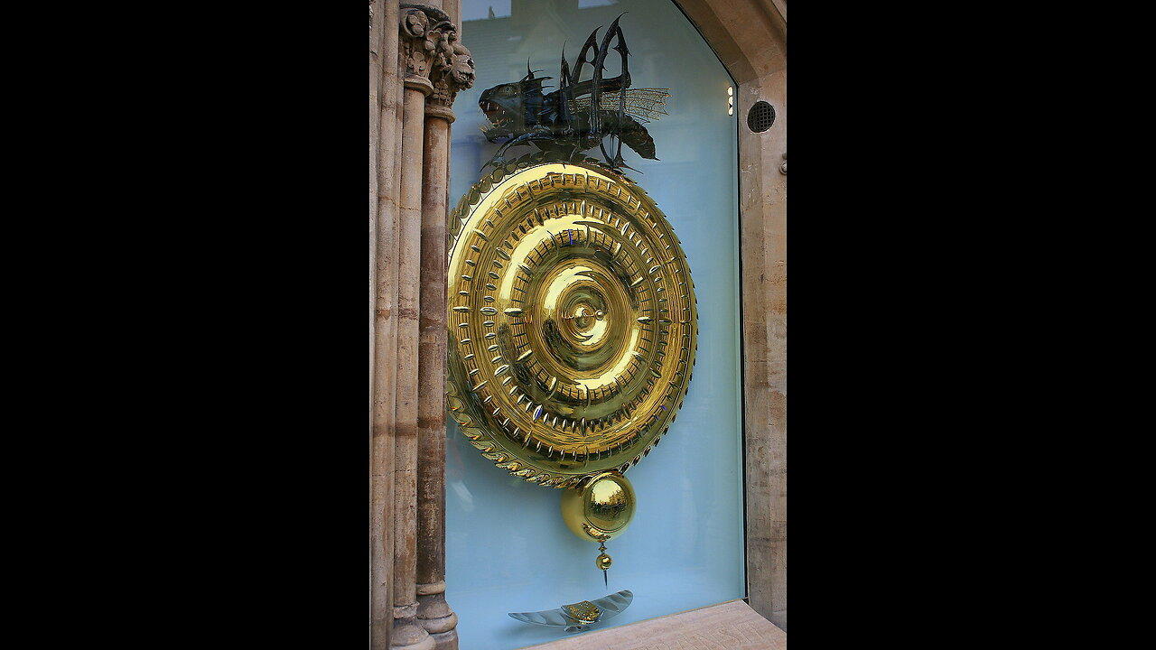 il Corpus Clock o Grasshopper Clock di Cambridge in Inghilterra DOCUMENTARIO questo orologio con la bara dentro rappresenta l&ap