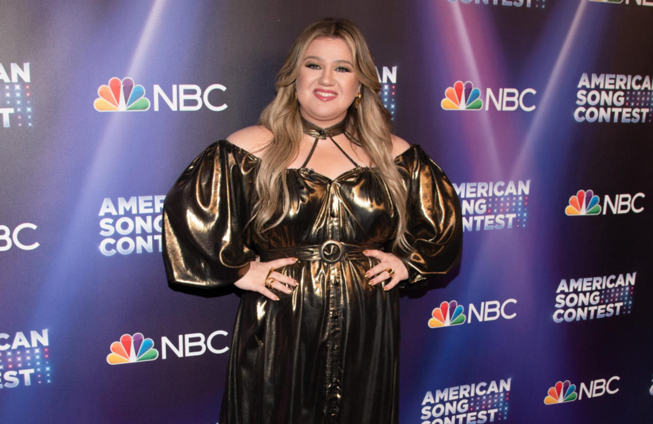 Kelly Clarkson 'loves' attending therapy sessions