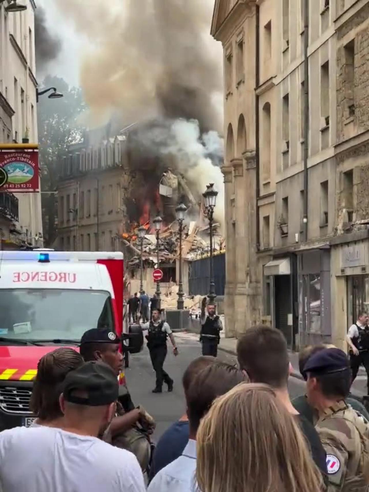 🇫🇷A building in the 5th arrondissement of Paris completely collapsed BFM TV channel