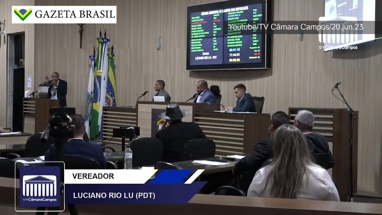 Vereador de Campos (RJ) vira balde com esgoto durante sessão na Câmara Municipal