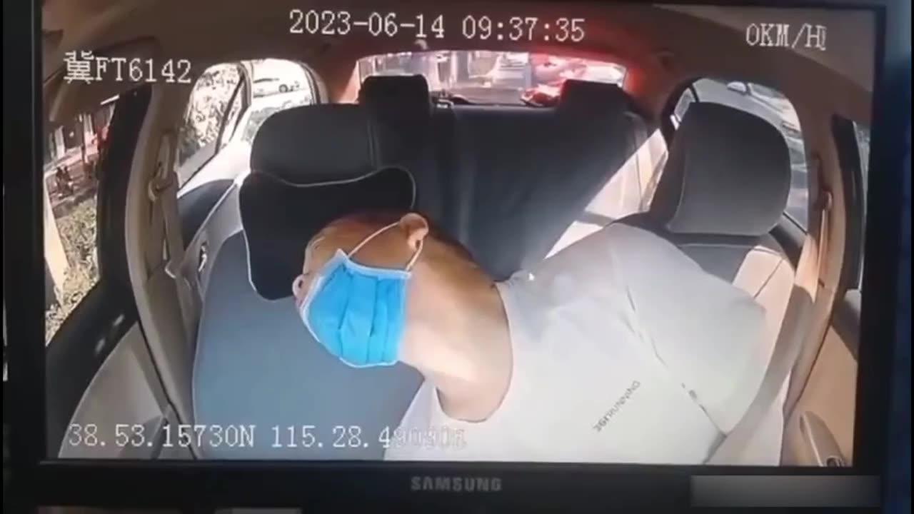 Vaxxed Taxi Driver Suffers Heart Attack And Dies 💉(2023)