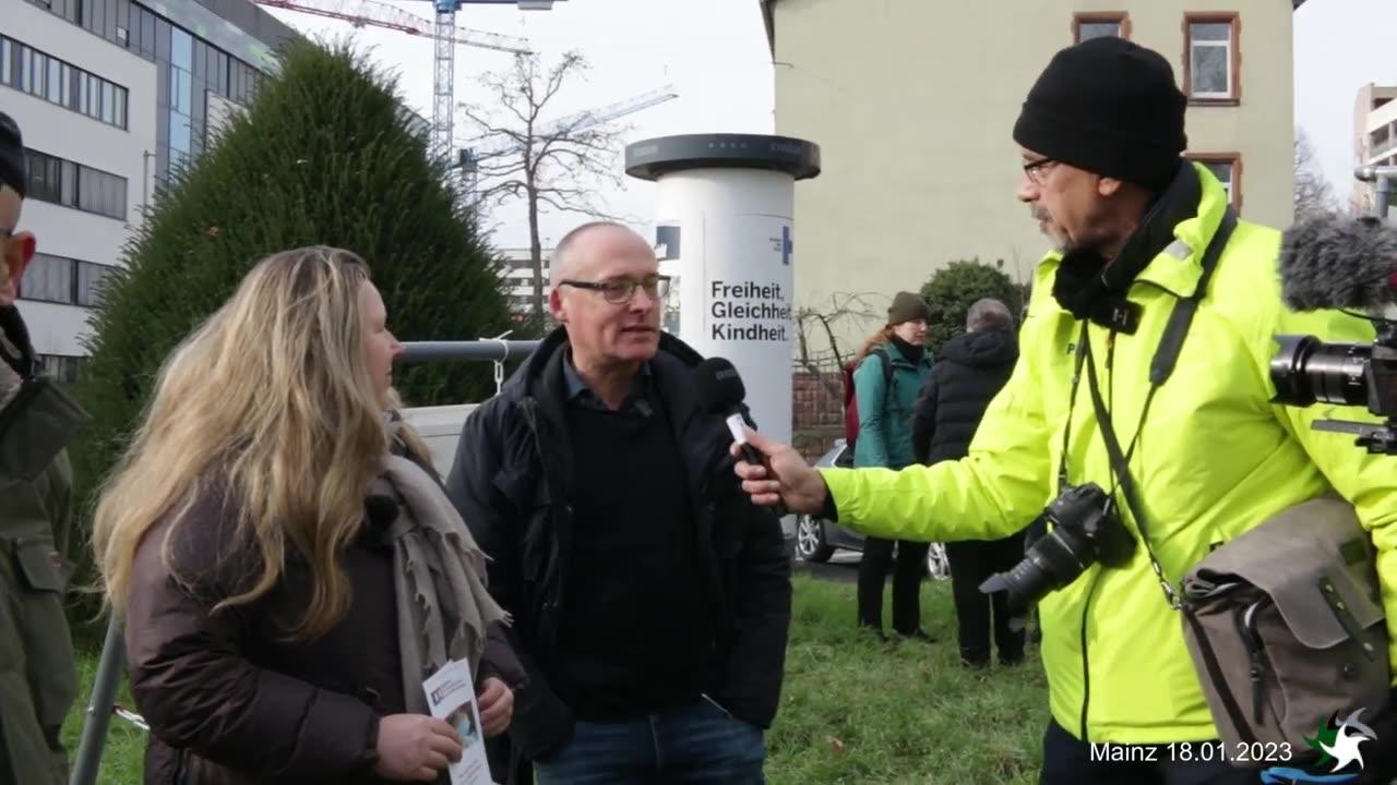 Mahnwache vor dem Gebäude von Biontech in Mainz - One News Page VIDEO