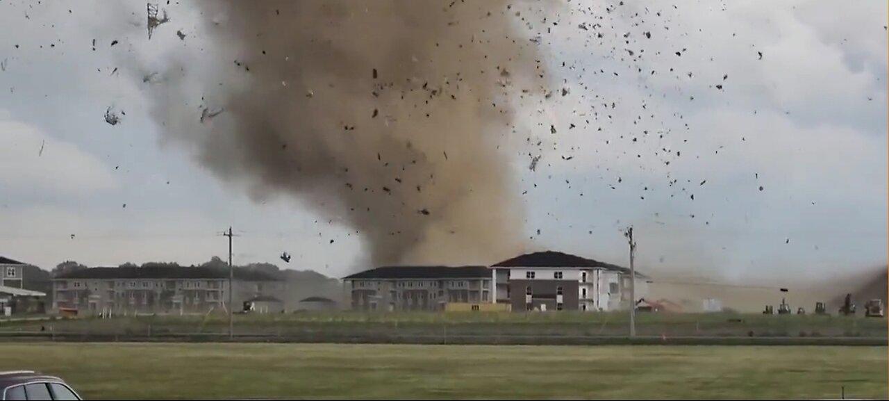 Unbelievable Tornado Touchdown In Indiana - One News Page VIDEO