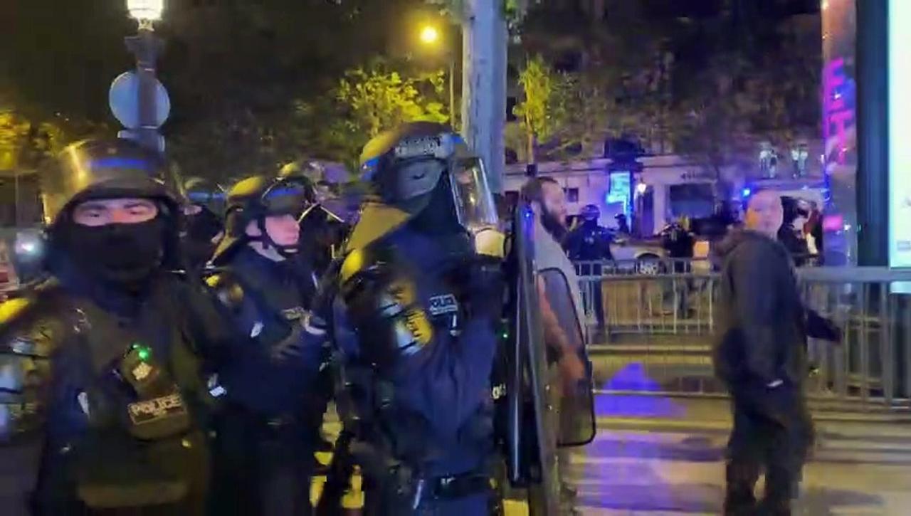 Riots in France: police checks and partial evacuation of the Champs-Elysees