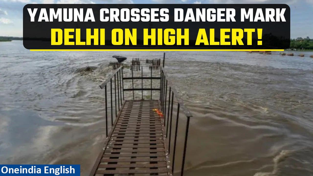 Delhi rains: Yamuna River breaches danger mark | Heavy rainfall lashes North India | Oneindia News