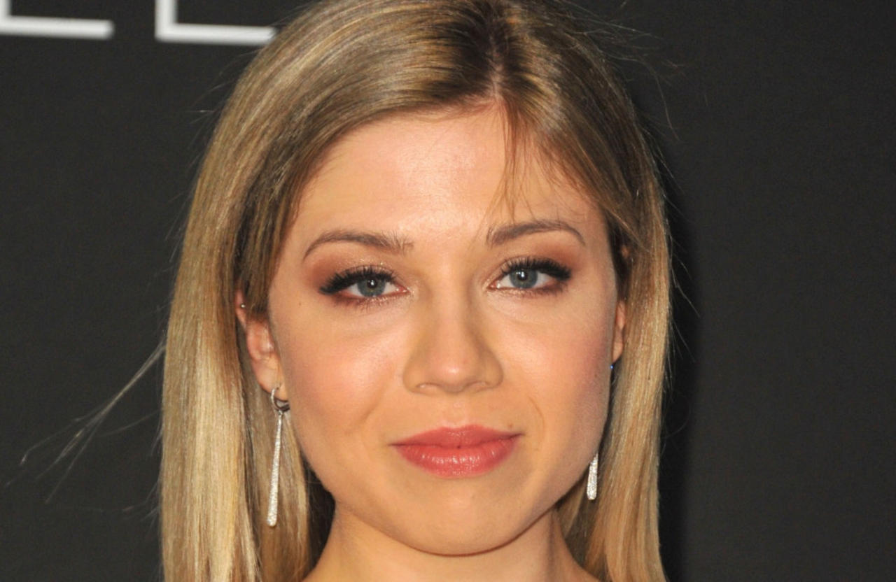 ‘She would examine my breasts and privates in shower!’ Jennette McCurdy details being showered by late mum until she was ‘