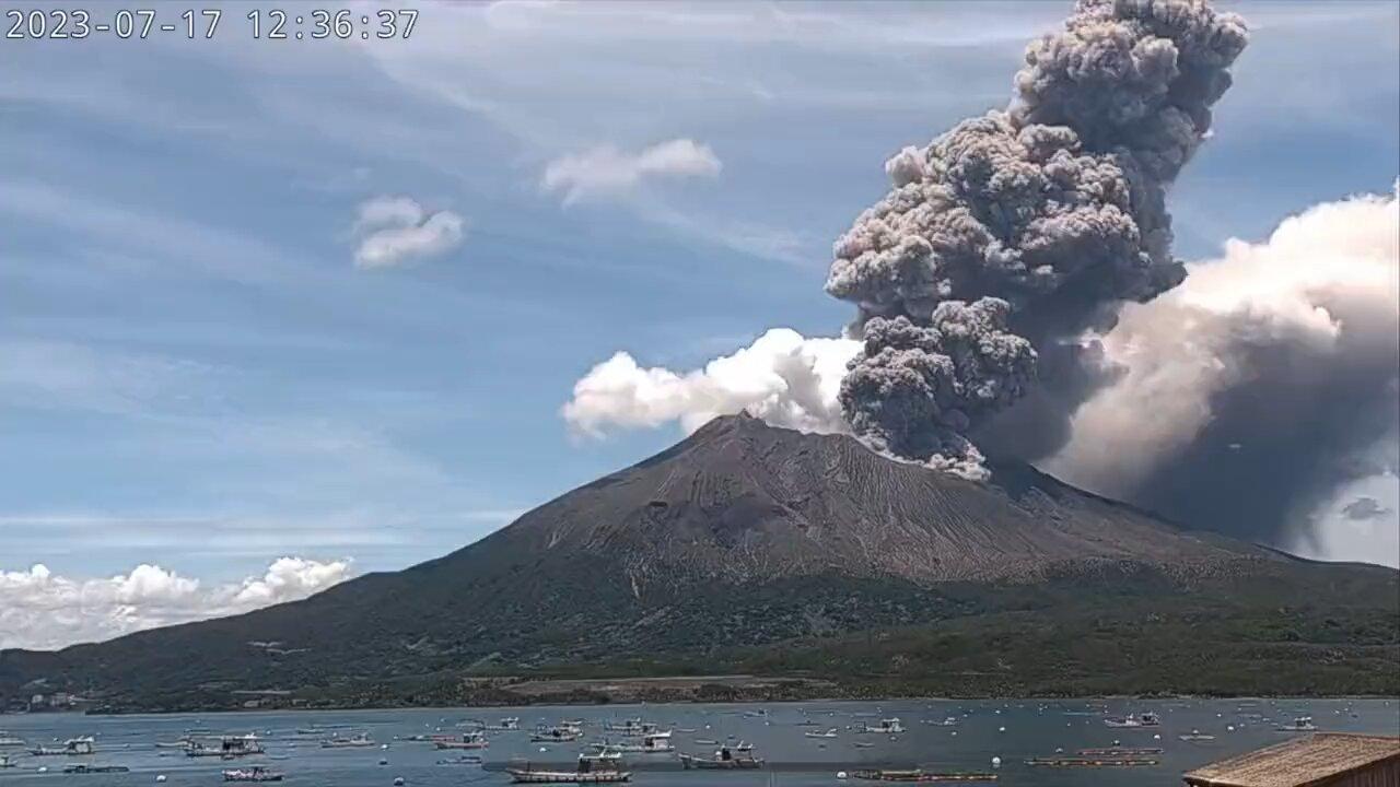 Sakurajima Volcano Erupts In Japan 🌋