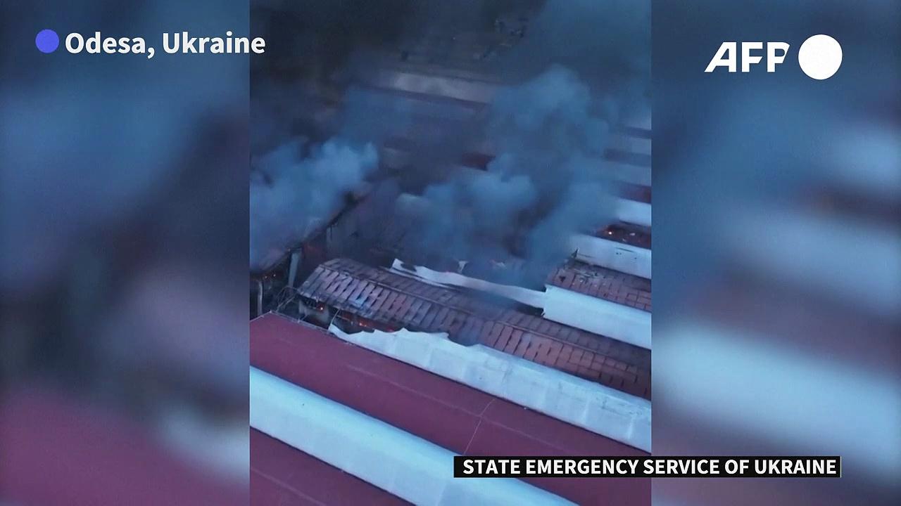 Ukraine: firefighters tackle the blaze after Russian strike on Odesa
