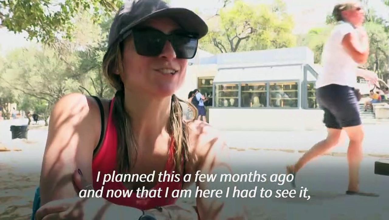 Tourists brave heat to marvel at the Acropolis before day's closure