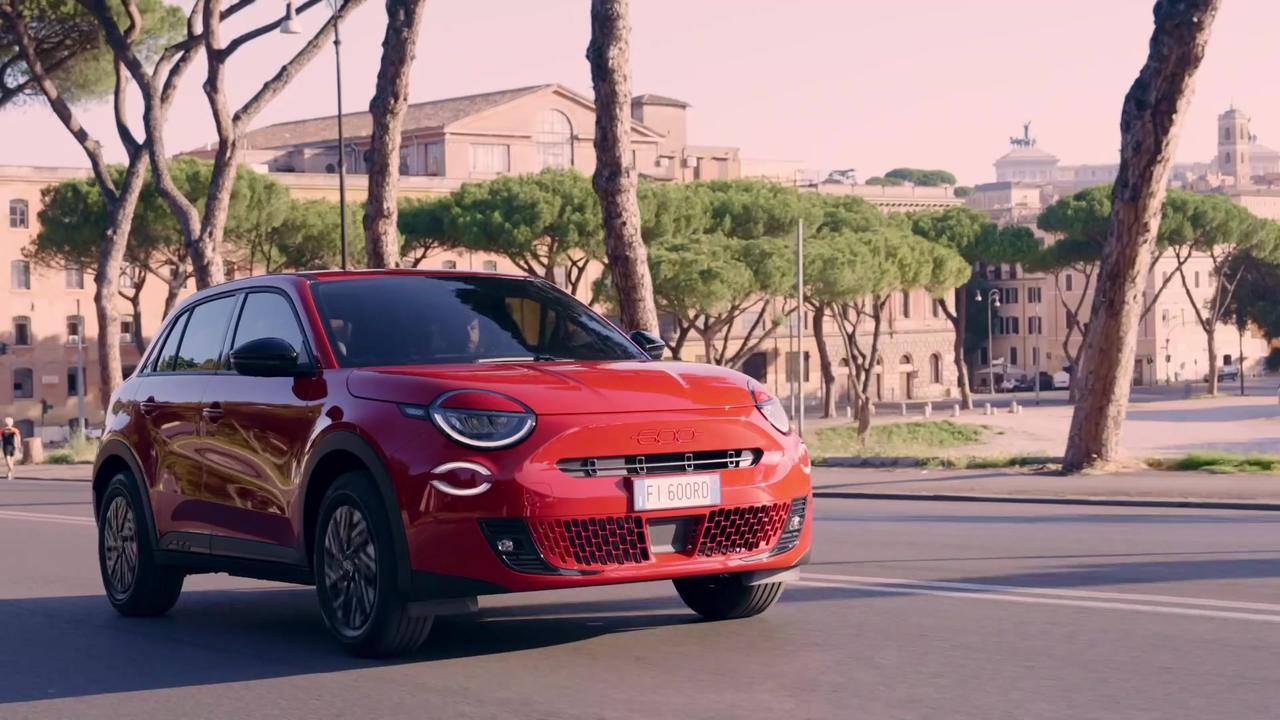 The new Fiat 600e RED Driving in the city