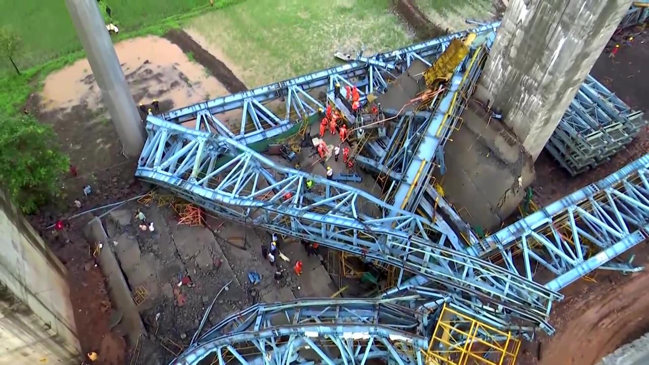 Crane collapse kills 17 workers in India
