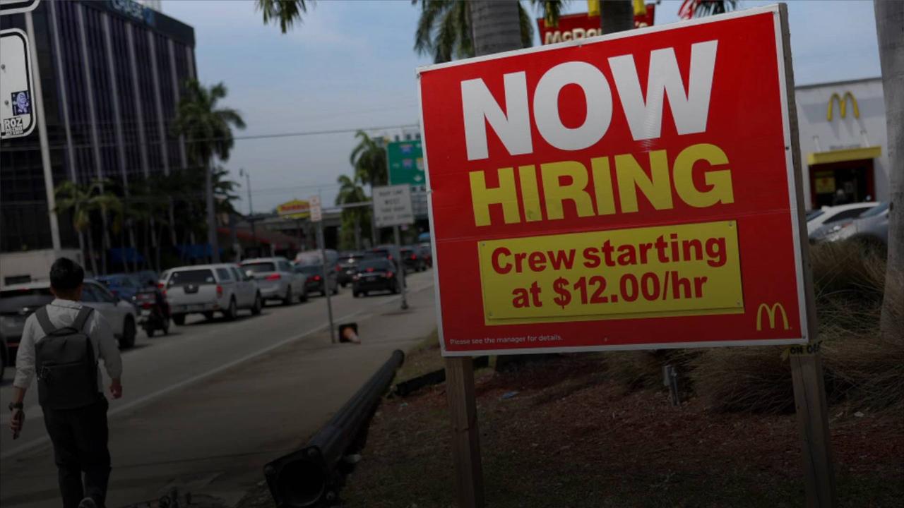 Number of Available US Jobs Falls to Lowest Level in Over 2 Years