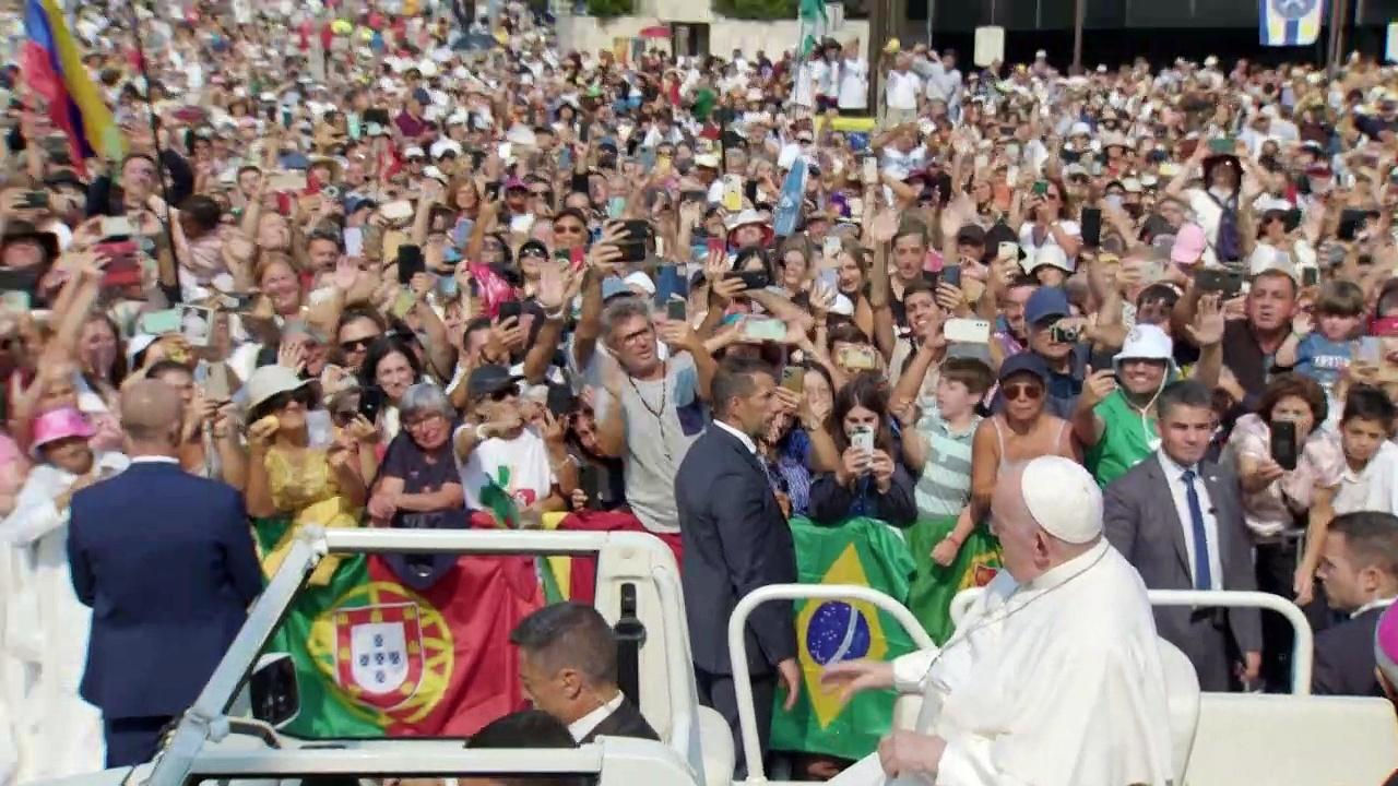 Pope draws 200,000 pilgrims to Portugal's Fatima shrine