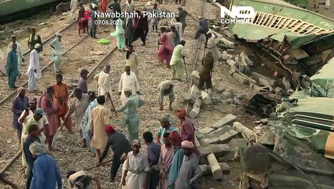 Volunteers help with clean-up after deadly Pakistan train accident
