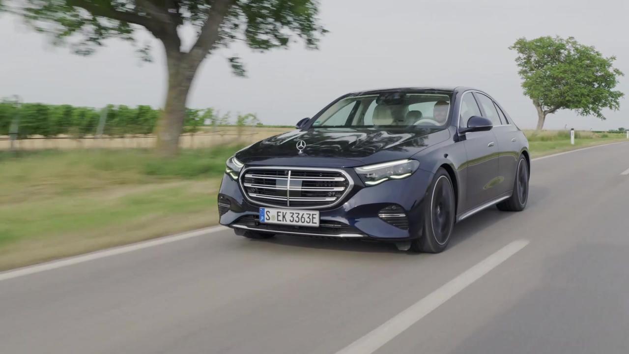 The new Mercedes-Benz E 400 e 4MATIC in Nautic blue Driving Video
