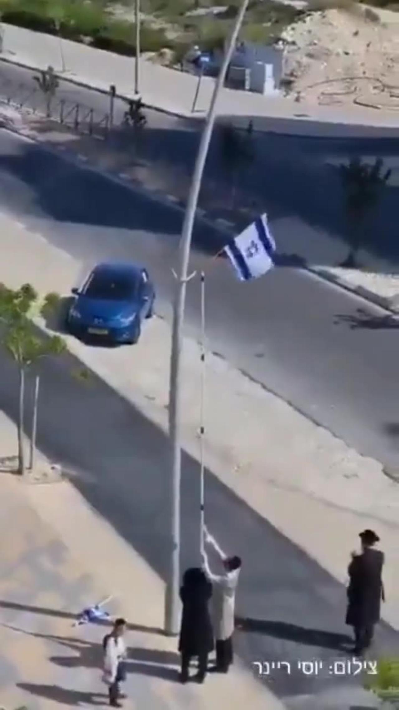 Anti-Israeli Jews take down the flags of the Zionist state from the streets in Beit Shemesh.