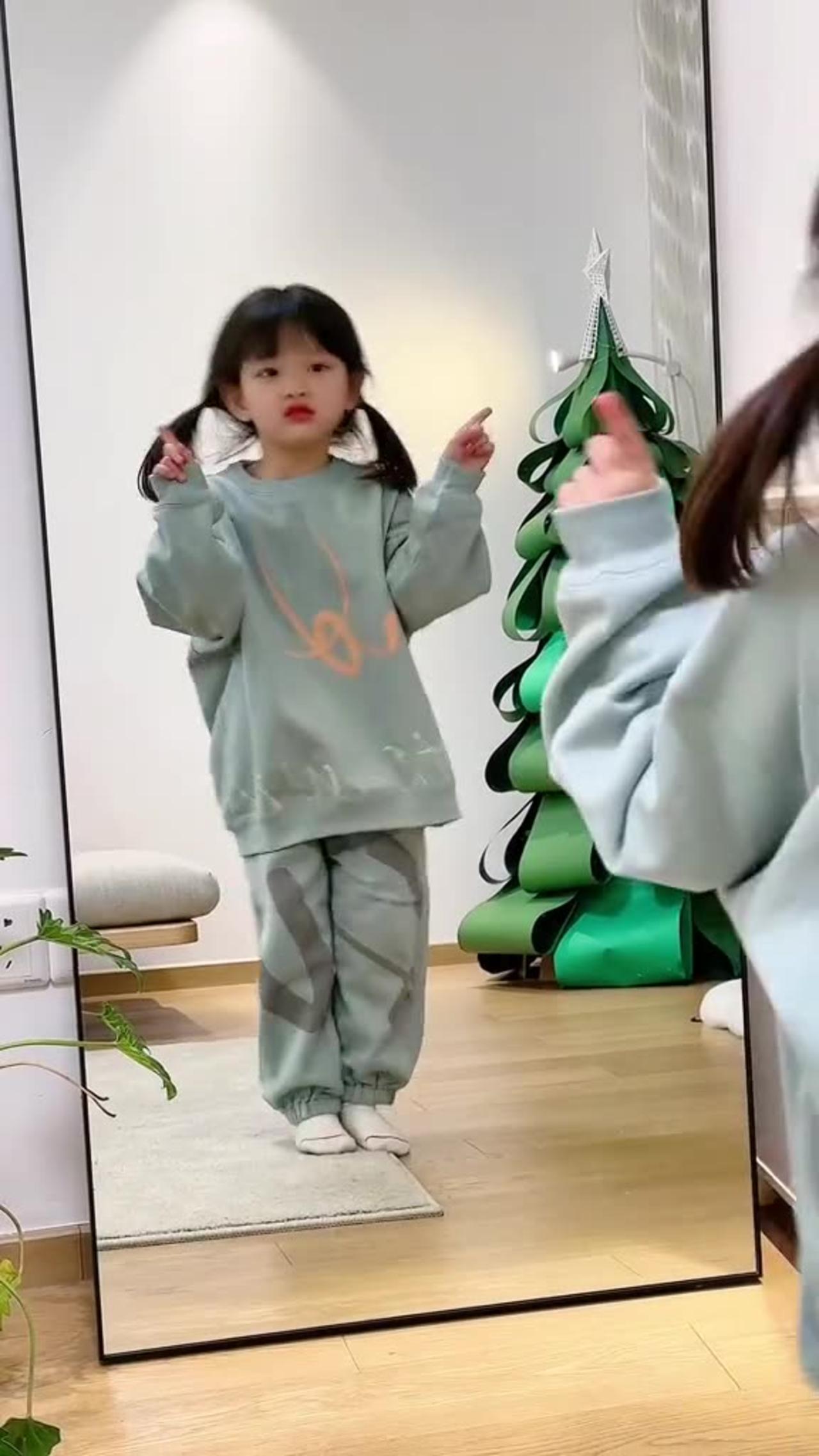 cute baby dancing in front of the mirror is very One News Page VIDEO