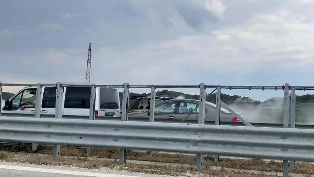 VIDEO/ Shkrumbohet nga flakët makina Vlorë-Fier, bllokohet autostrada