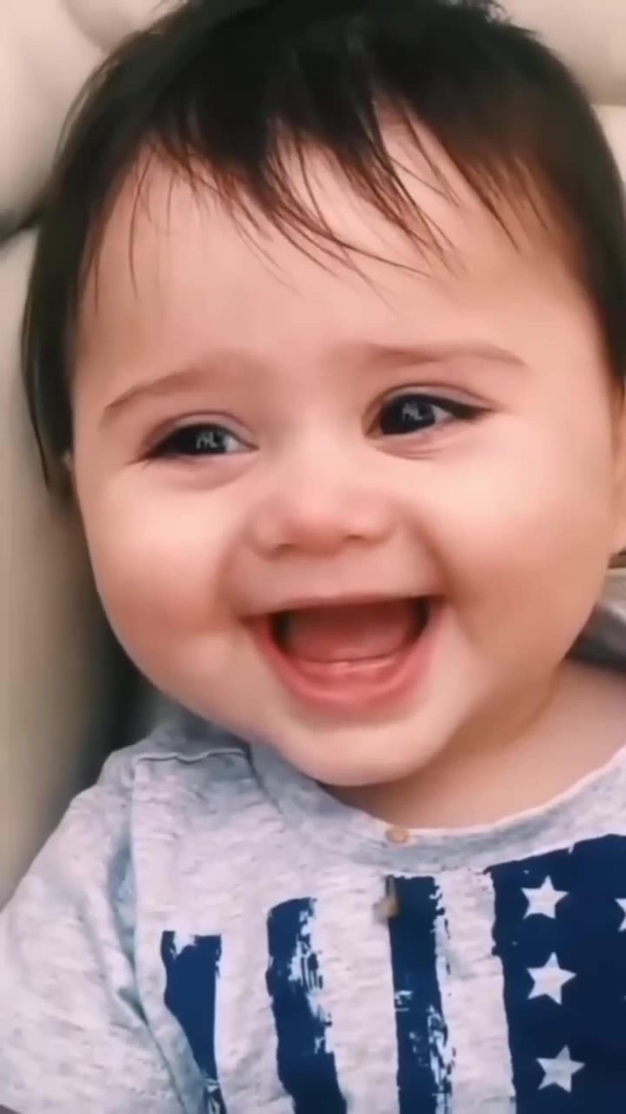 Baby laughing hysterically /. Baby funny stsus - One News Page VIDEO