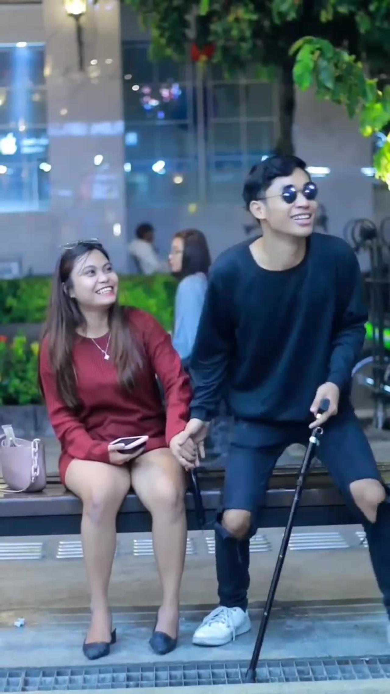 Prank on girl it's awesome One News Page VIDEO