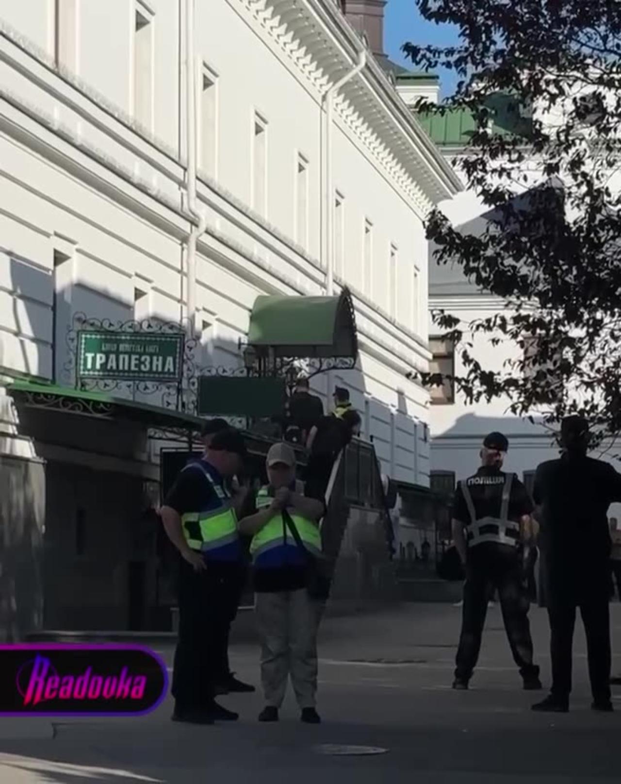 Ukrainian law enforcers armed with guns enter Kyiv Pechersk
