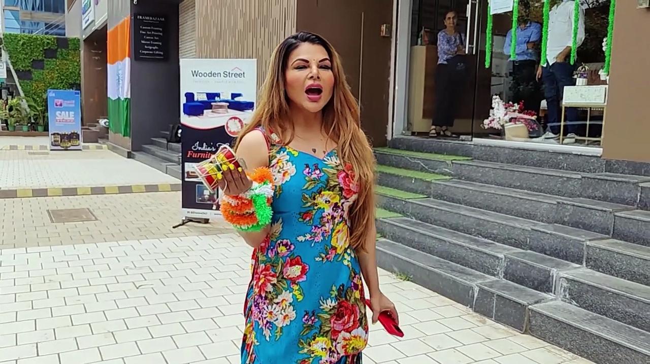 Rakhi Sawant reacts to Elvish Yadav's winning 'Bigg Boss OTT 2' Trophy