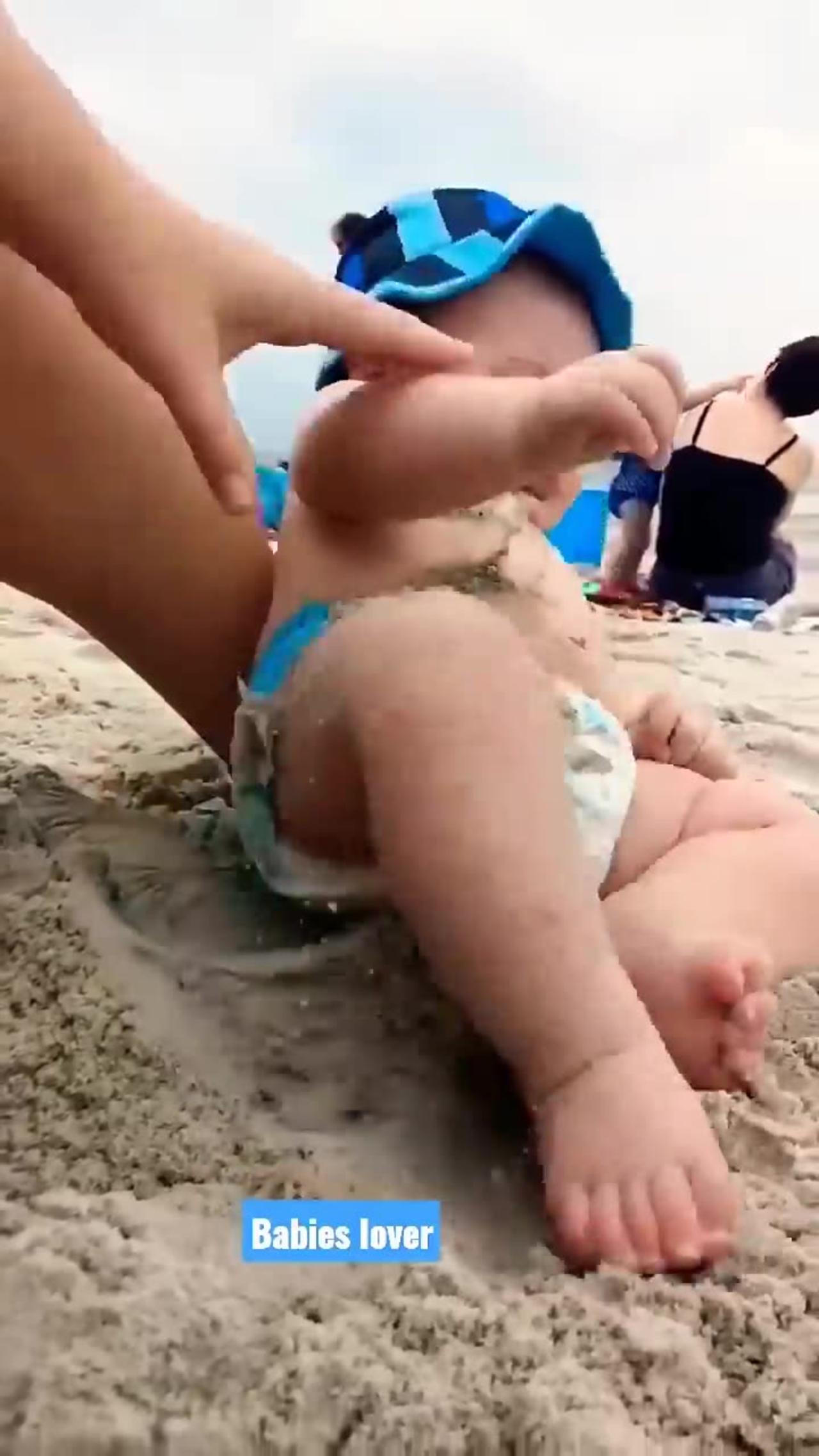 Funny baby reaction on the beach 😂