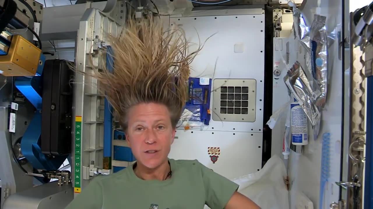 Karen Nyberg Show how to wash Hair in space