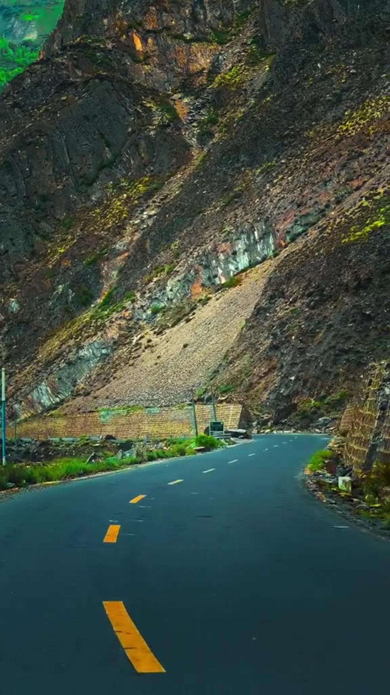Beautiful karakaram highway  #explorepakistan  #ghoomopakistan #gilgitbaltistan #subscribe #follow